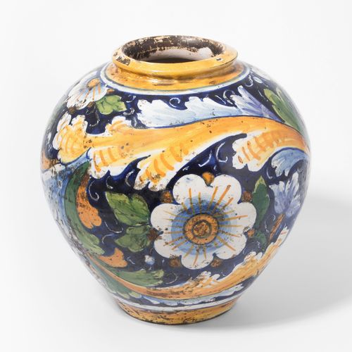 Italien/Venedig, Apothekervase 意大利/威尼斯，药剂师花瓶。

公元16/17世纪，马乔利卡。多色画。在钴蓝色的背景上有丰富的刺绣&hellip;