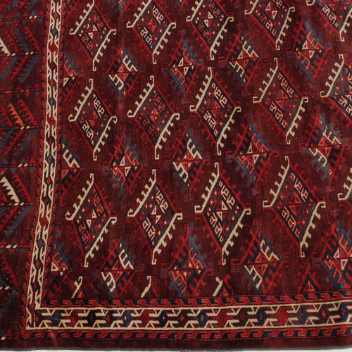 Jomud Jomud

土库曼斯坦，约1900年。 棕紫色的场地上布满了斜排的格子状的钩状钻石古尔。白色的Syrga边框被2个蜿蜒的边框装饰性地包围。两侧的特&hellip;