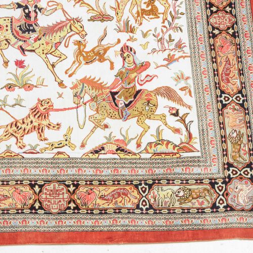 Ghom-Seide Ghom丝绸

Z波斯，约1980年。 绒毛材料为纯丝绸。地毯为横向格式。左侧外框中央有 "Ghom Shaterian "的签名。白色的&hellip;