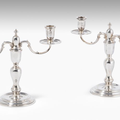 1 Paar Kerzenstöcke 1 pair of candlesticks

London, 1968, silver. Maker's mark C&hellip;