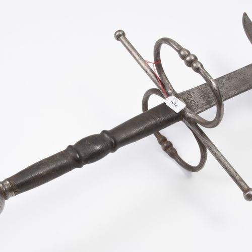 Schwert, Zweihänder 剑，双手剑

瑞士，约1600年。 铁制十字柄，可能有一个完整的球状鞍座。带球状末端的直形奎隆，以及四分之一面和第三面的&hellip;