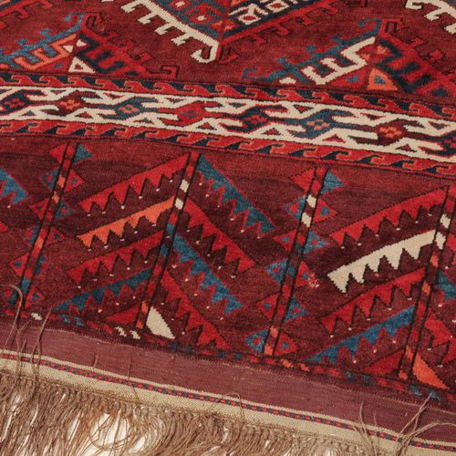 Jomud Jomud

Turkmenistán, c. 1900. El campo marrón-violáceo está cubierto en su&hellip;