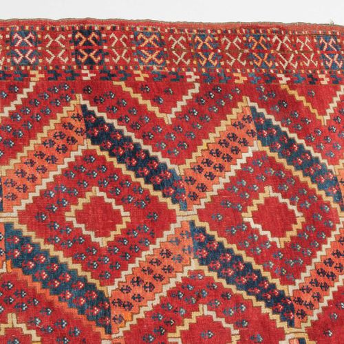Ersari-Hauptteppich 尔萨里主地毯

土库曼斯坦，约1900年。 非常少见的设计。鲜红的地面上布满了对角线的钻石图案，整个图案有三维效果，具有&hellip;