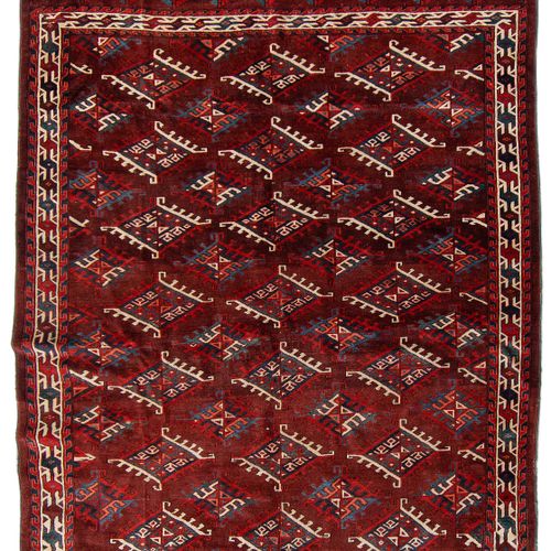 Jomud Jomud 
Turkménistan, vers 1900. Le champ intérieur brun violet est entière&hellip;