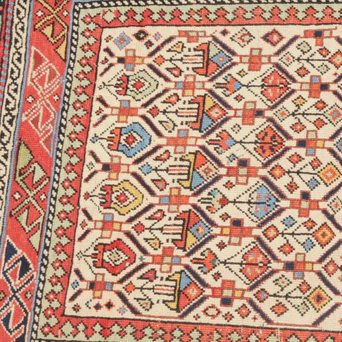 Daghestan-Gebetsteppich 达格斯坦的祈祷毯

高加索东北部，约1900年，签名和日期不清楚。白色的中央区域显示出密集的几何蜂窝状格子，上面&hellip;