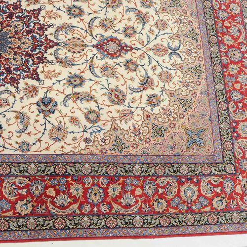 Isfahan 伊斯法罕

签名：伊朗，伊斯法罕，法哈德-拉比"，约1980年，底部中心。软木羊毛和丝绒材料，丝绸经线。椭圆形的白地显示出密集的花卉图案，有一个&hellip;
