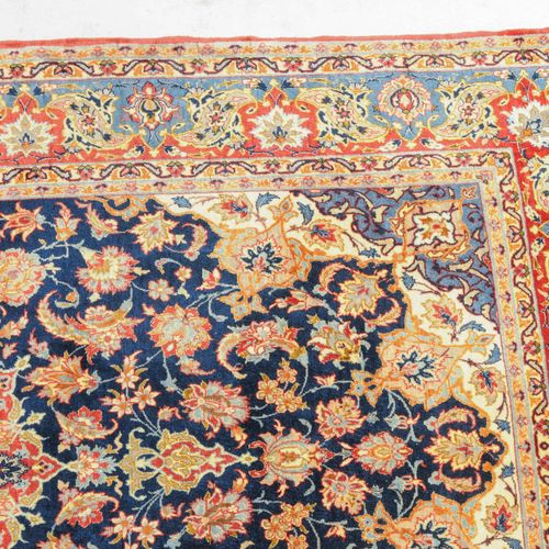 Isfahan 伊斯法罕

Z-Persia，约1960年。 软木羊毛和丝绸绒毛材料，丝绸项链。午夜蓝色的地面上显示出密集的花卉图案，中间有一个8格的星形奖章和&hellip;