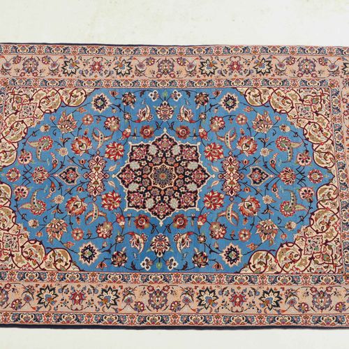 Isfahan 伊斯法罕

Z-Persia，约1960年。 软木羊毛和丝绸绒毛材料，丝绸项链。浅蓝色的地面上显示出装饰性的散花图案，中间是一个8格的星形奖章和&hellip;