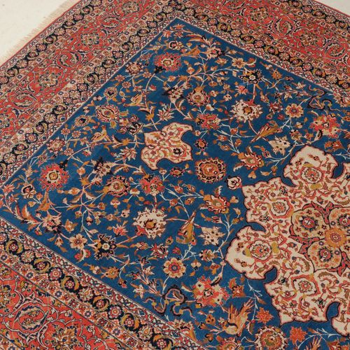 Isfahan Isfahan 
Z Perse, vers 1930. Matériau du velours : laine kork. Sur un ra&hellip;