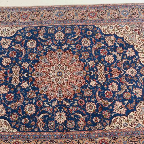 Isfahan 伊斯法罕

Z-Persia，约1960年，底部签名为 "伊朗，Ataallah Yazdani，伊斯法罕"。精细打结，绒毛由细软木羊毛制成，经&hellip;