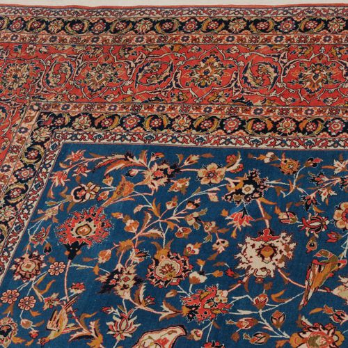 Isfahan 伊斯法罕

Z波斯，约1930年。 软木羊毛堆积材料。罕见的中蓝地显示了一个装饰性的花卉图案，中间有一个白色的卡图章和2个垂饰，周围有丝状的花卉&hellip;