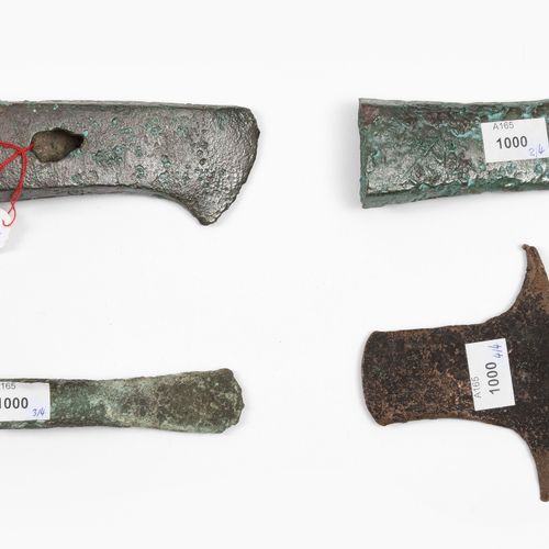 Vier Bronzewerkzeuge / Waffen 四件青铜工具/武器

中欧，东南欧，青铜时代，约公元前1500至1000年 1.（投掷？）水口斧，有&hellip;