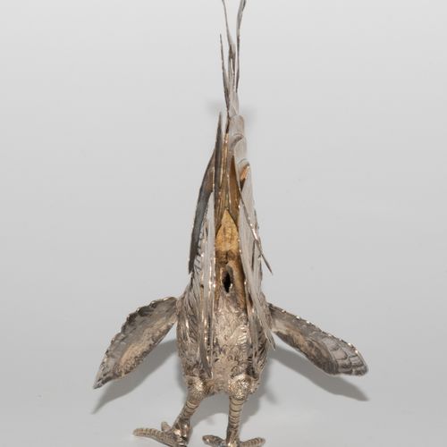 1 Paar Tierfiguren: Kampfhähne 1对动物模型：斗鸡

20世纪的银器。两只斗鸡的完整雕塑表现。精度915，高20厘米，重约534克&hellip;