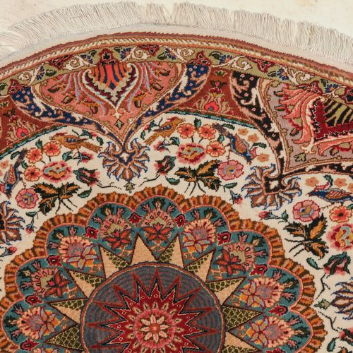 TÄBRIS Tabriz

Persia noroccidental, c. 1980. El campo central circular está ent&hellip;