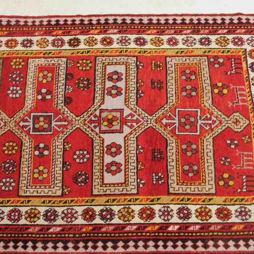 KAZAK 卡扎克

南高加索地区，约1920年。浅红色的场地上有5个交替的卡图徽章，两侧是风格化的动物、花朵和其他哈萨克元素。白色的主边框上有单独绘制的棕榈花&hellip;