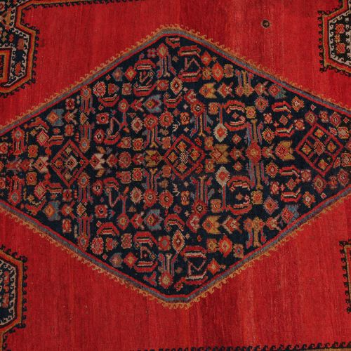MALAYER マルタール

Z-Persia，约1910年。 非常不寻常和装饰性的设计。红色的中央场地上有3个相互连接的钻石奖章，有2个优雅的流线，两侧是沿顶&hellip;