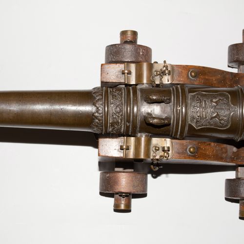 Schiffsgeschütz-Modell 舰炮模型

北欧/西欧，18/19世纪。 详细的铸造和修饰的青铜桶（长47.5厘米，不含葡萄），口径34毫米，有美&hellip;