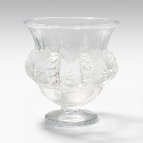 Lalique, Fussvase "Dampierre" Lalique, Vase à pied "Dampierre". 
Vers 1950. Verr&hellip;