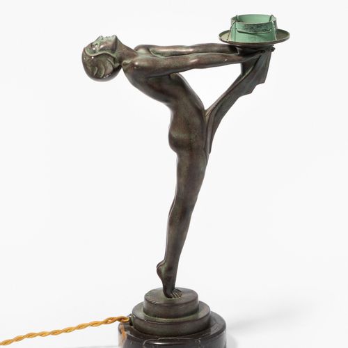 Max le Verrier, Tischleuchte Max le Verrier, 台灯

法国，1920年代。艺术家的签名。浇铸的金属，有光泽。披着披肩&hellip;