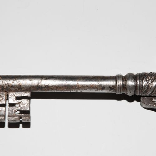 Kombinationswaffe, Schiess-Schlüssel 组合式武器，射击键

意大利，约1700年，巴洛克风格的钥匙，有一个四通八达的膛线。在&hellip;