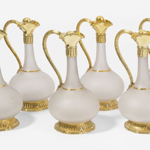 Lot: 6 Henkelkaraffen 拍品：6个带手柄的水杯

巴黎，19世纪末。 球形的磨砂玻璃体，玻璃塞子，镀金银的安装方式。保证标记，纯度950。 &hellip;