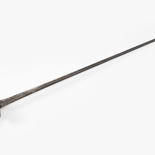 Degen 剑

法国，约1700年。 精心切割和镂空的铁柄，橡树形的铆钉下有一个空心球的鞍座。

橡树形铆钉旋钮下的球状鞍座。握把护手和刺刀的装饰也是如此。球&hellip;