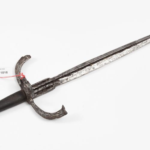 Linkhanddolch 左手匕首

意大利，西班牙，约1600年，在地上或水中发现。十字剑柄，剑柄的两端向剑尖弯曲，有第三个防卫环，长方形的剑柄有倒角和凸起&hellip;