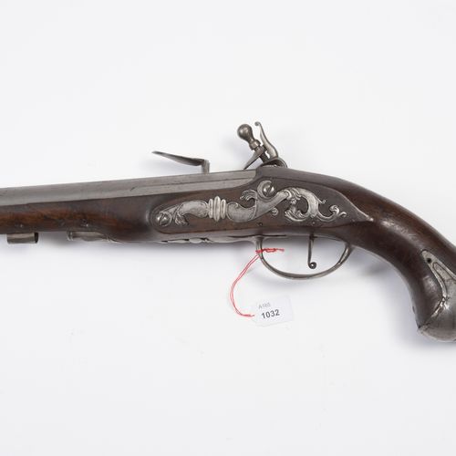 Steinschloss-Pistole 燧发枪

法国，约1750年。 圆形枪管（长21厘米），口径18毫米，八角形枪膛，有缺口的瞄准器和凸起的枪管棱。锁板和&hellip;