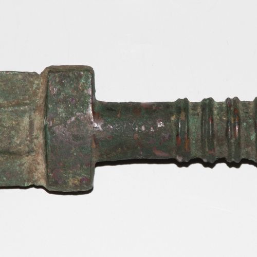 Bronze-Fächerknaufschwert 青铜扇形鞍座剑

伊朗西南部，卢里斯坦，约公元前800-1000年。刀柄可能是铸在刀刃上的，有一个月牙形的空&hellip;
