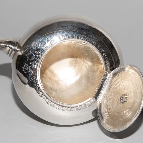 Teekanne, Lausanne 茶壶，洛桑

1752-60。银质。大师的标记Masmejan & Papus。凸起的造型，凹陷的异形脚，罗盖尔把手和木制&hellip;