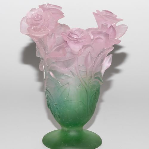 Daum France, Vase 法国道姆公司，花瓶

20世纪末，绿色和粉红色的珍珠岩。全塑料玫瑰装饰。高18,5厘米。

- 状况良好。