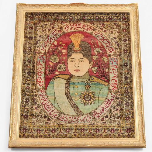 Kashan-Seide-Bildteppich 卡尚丝绸挂毯

Z波斯，约1900年。 纯丝绒和经线。中间一个椭圆形的软垫画描绘了年轻的艾哈迈德-沙阿，卡扎尔&hellip;