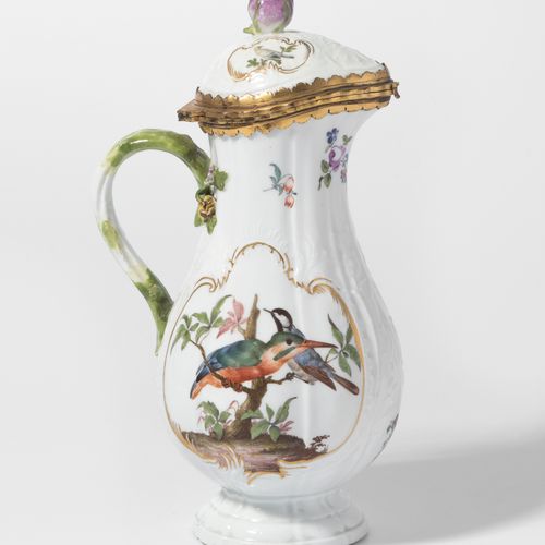 Meissen, Wasserkanne 迈森，水壶

瓷器，约1760年。釉里红剑印。浮雕装饰新德隆。梨形，带铰链盖，镀金铜座。枝状把手，有怀抱的花朵。玫瑰花&hellip;