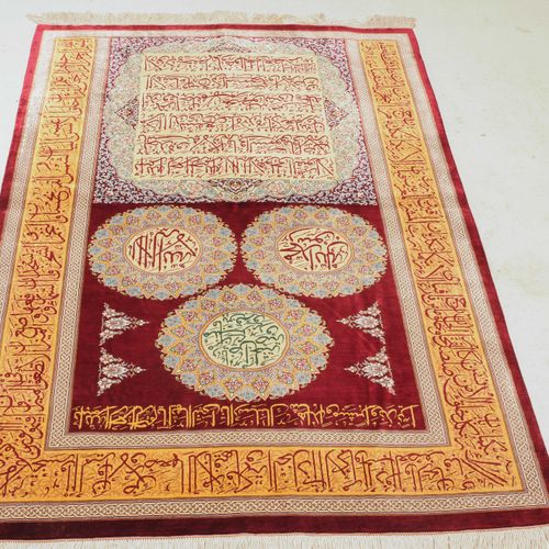 Ghom-Seide Ghom丝绸

Z-Persia，如新。一件罕见而有趣的作品。在天鹅绒红色的场地上，一半覆盖着3个浅色的圆形徽章，内部装饰着《古兰经》中的&hellip;