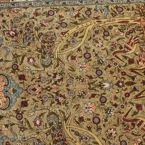 Hereke-Seide Hereke丝绸

土耳其北部，约1970年，天然丝绒材料。非常精细的织法。顶部中央有 "Hereke Uzubek "的签名。檐口为&hellip;