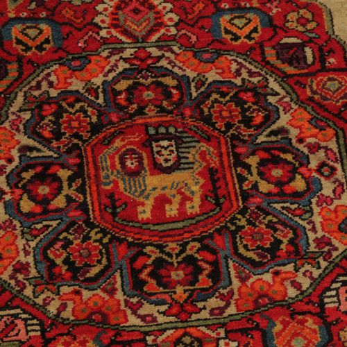 MALAYER マルタール

Z波斯，约1910年，织工精细。空白的场地上装饰着一个华丽的所谓 "萨莫瓦 "奖章，奖章的中心有波斯的纹章（狮子和太阳）和两个拉长&hellip;