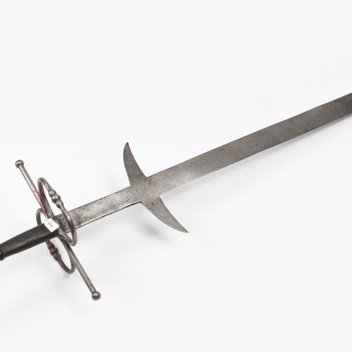 Schwert, Zweihänder Epée, épée à deux mains

Suisse, vers 1600. Crosse en fer av&hellip;
