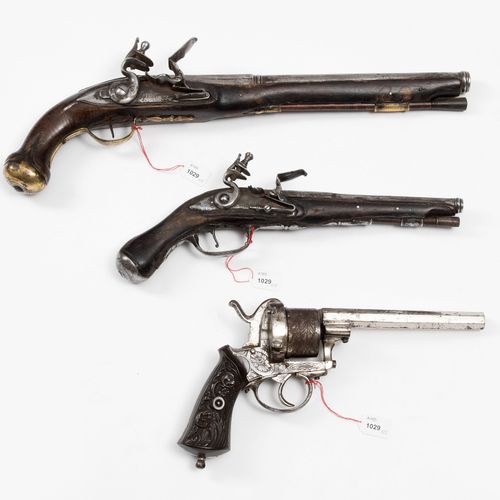 Zwei Steinschlosspistolen und ein Stiftfeuerrevolver Two flintlock pistols and o&hellip;