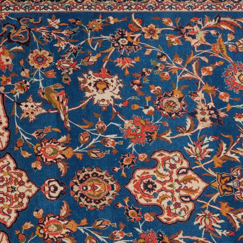 Isfahan 伊斯法罕

Z波斯，约1930年。 软木羊毛堆积材料。罕见的中蓝地显示了一个装饰性的花卉图案，中间有一个白色的卡图章和2个垂饰，周围有丝状的花卉&hellip;