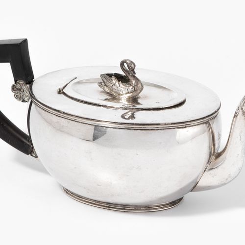Teekanne, Basel 茶壶，巴塞尔

1809-16。银。主人的标记约翰-雅各布三世（1789-1868）。椭圆形，略带炸裂的壶身，壶嘴处有动物头像，&hellip;