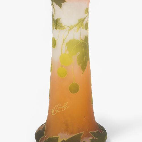 Emile Gallé, Vase 埃米尔-加莱，花瓶

南希，1904-1906年。 高度蚀刻的签名与星星。无色玻璃与橙色粉末融合，叠加在绿色中。高度蚀刻的花&hellip;