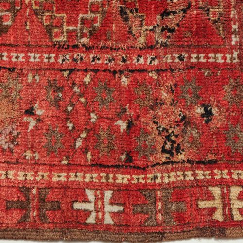 Beshir-Hauptteppich 贝希尔主地毯

土库曼斯坦西部，约1900年。 棕色的中央区域装饰着5个间距较大的星形八角形，两侧是密密麻麻的贝希尔散点&hellip;