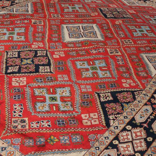 Ardakan Ardakan

Z-Persia，约1960年，强烈的几何设计。丝绸边框将整个红色中心区域划分为对角线排列的菱形，这些菱形在内部装饰有浅蓝色的&hellip;