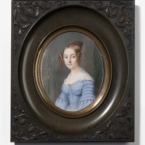 Porträtminiatur 微型肖像画

法国学校，19世纪初。 象牙上的水粉画，椭圆形。描绘的是一位身着浅蓝色连衣裙、带白色蕾丝领的软木卷发的年轻女士，背&hellip;