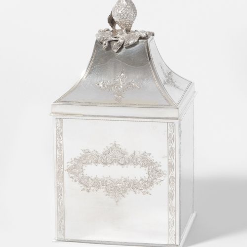 Biskuitdose 饼干盒

佛罗伦萨，20世纪，银质长方形的主体，有凸起的盖子和花苞把手。明亮的墙面上有装饰性的刻字。保证标记，细度800。 高20.5厘&hellip;