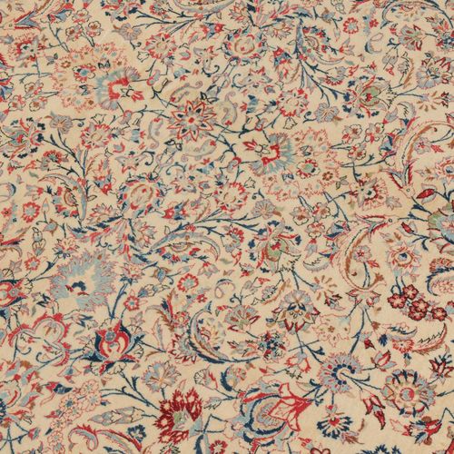 Tudeshk-Nain Tudeshk-Nain

Z波斯，约1940年，非常精细的编织，绒毛材料为软木羊毛。米黄色的场地上到处都是精心绘制的花卉组合和阿拉伯&hellip;