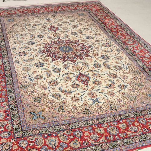 Isfahan 伊斯法罕

签名：伊朗，伊斯法罕，法哈德-拉比"，约1980年，底部中心。软木羊毛和丝绒材料，丝绸经线。椭圆形的白地显示出密集的花卉图案，有一个&hellip;