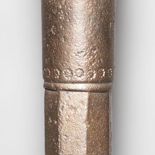 Lauf einer Handbüchse 手持步枪的枪管

可能是意大利北部，约1450年。 保存完好的地面或水中发现；铁桶（长58.4厘米），口径19毫米，&hellip;