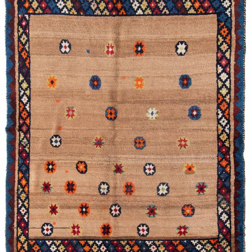 GABBEH 加贝赫

S波斯，约1930年。 一个现代和当代的作品。优雅的骆驼色场地上装饰着五颜六色、散落的八角星花。蓝色和红色的人字形边框衬托着午夜蓝色的边&hellip;