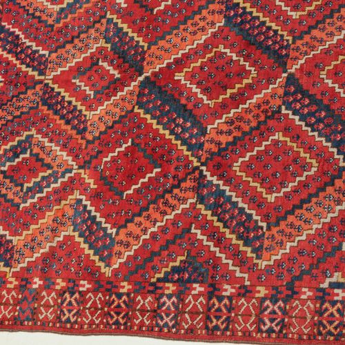 Ersari-Hauptteppich 尔萨里主地毯

土库曼斯坦，约1900年。 非常少见的设计。鲜红的地面上布满了对角线的钻石图案，整个图案有三维效果，具有&hellip;